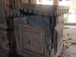 video: खजाने की खोज में खोद डाली महल की फर्श व दीवारें