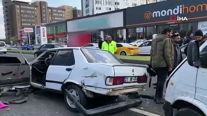 Makas attı, trafiği birbirine kattı: 2 yaralı