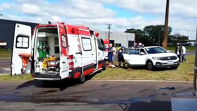 Seis pessoas ficam feridos no choque entre veículos no trevo do parque de exposições
