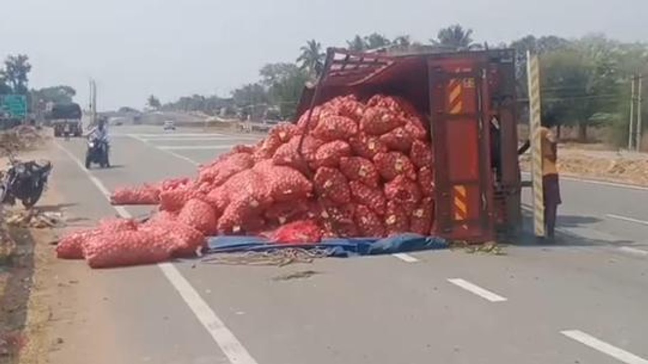 ಕೂಡ್ಲಿಗಿ: ಟಾಯರ್‌ ಸಿಡಿದು ಲಾರಿ ಪಲ್ಟಿ, ಇಬ್ಬರಿಗೆ ಗಾಯ!