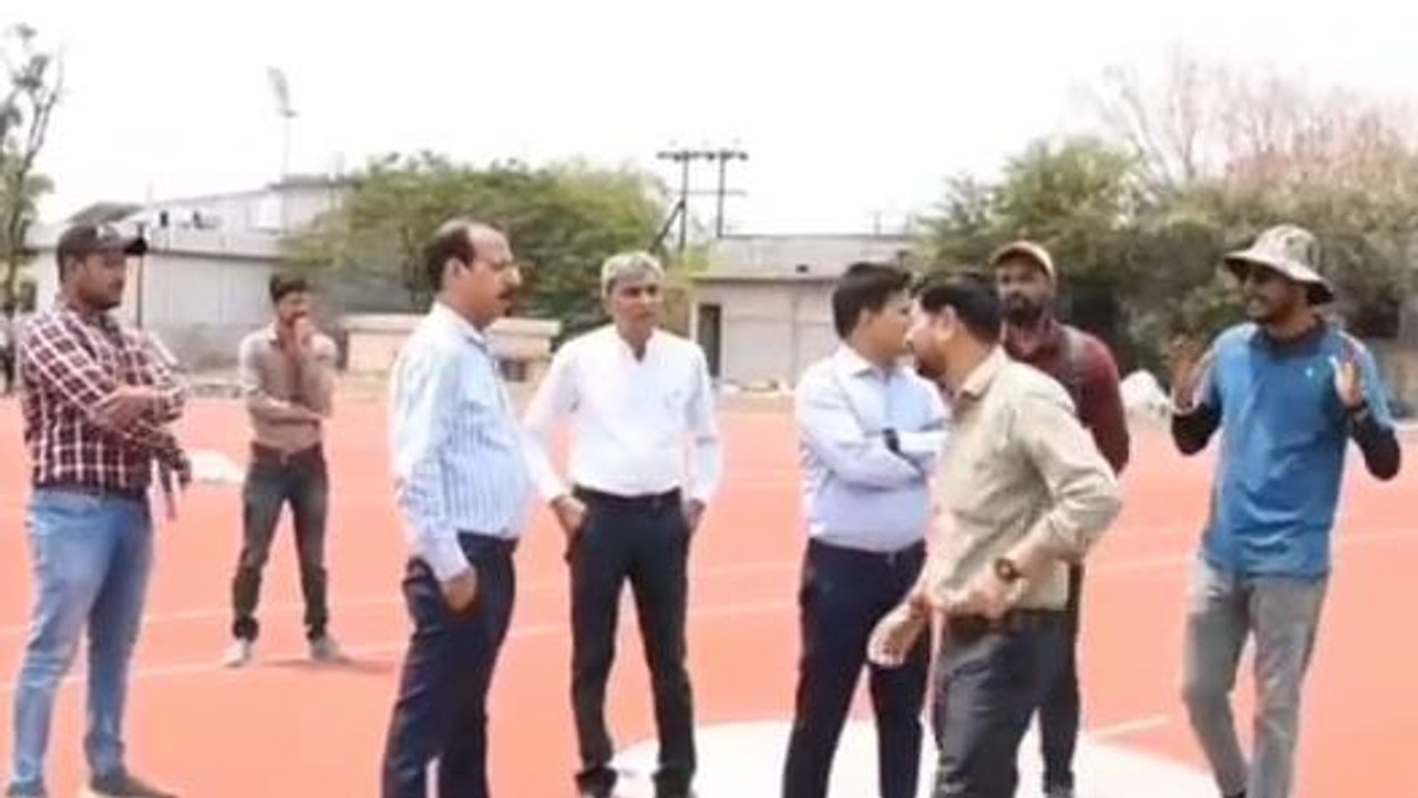 सागर: कलेक्टर ने लगाई ठेकेदार की क्लास, किया औचक निरीक्षण