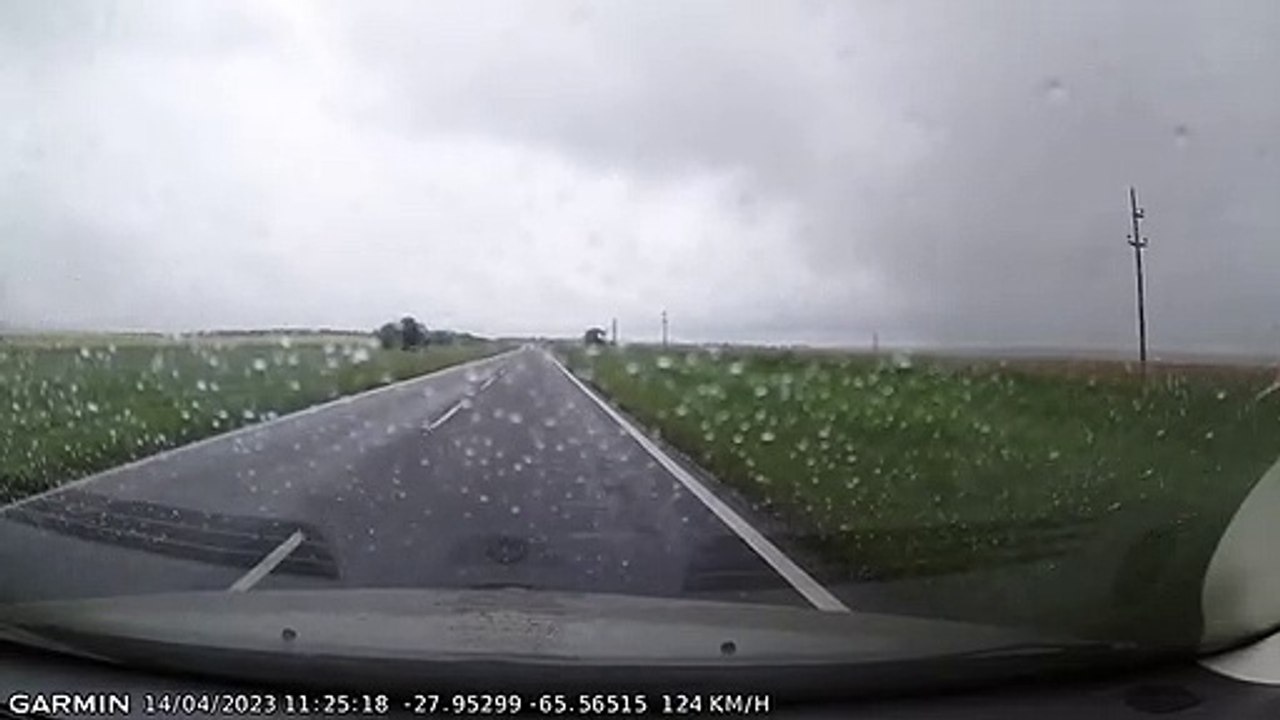 Una camioneta de la Policía casi ocasiona un accidente en la ruta