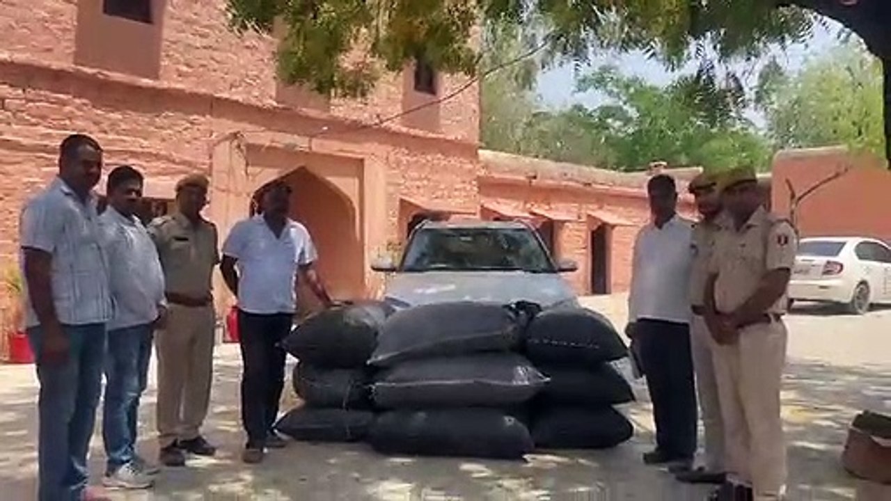 पुलिस को देख डोडा पोस्त भरी कार छोड़ भागा तस्कर