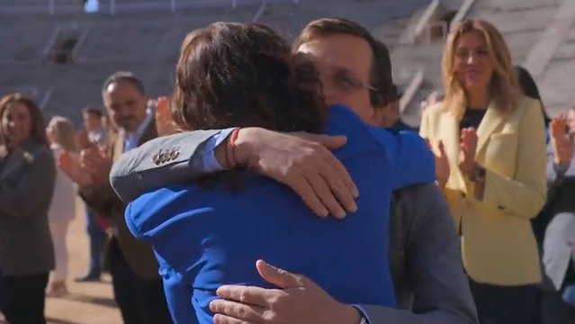 Ayuso se abraza con Almeida en el el vídeo de la presentación de la campaña