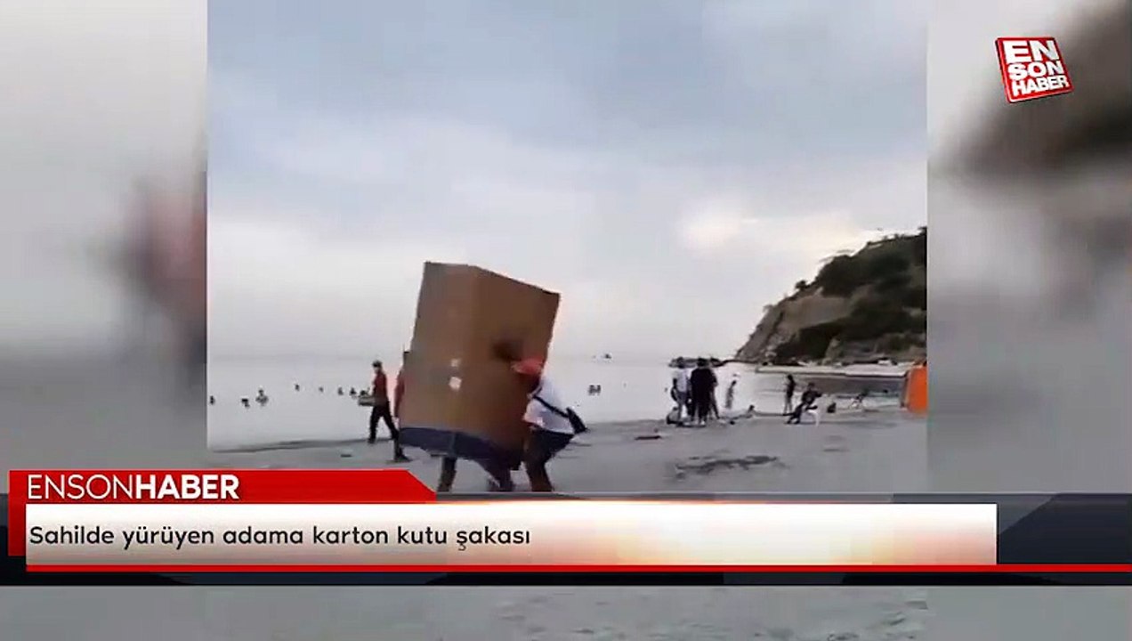 Sahilde yürüyen adama karton kutu şakası