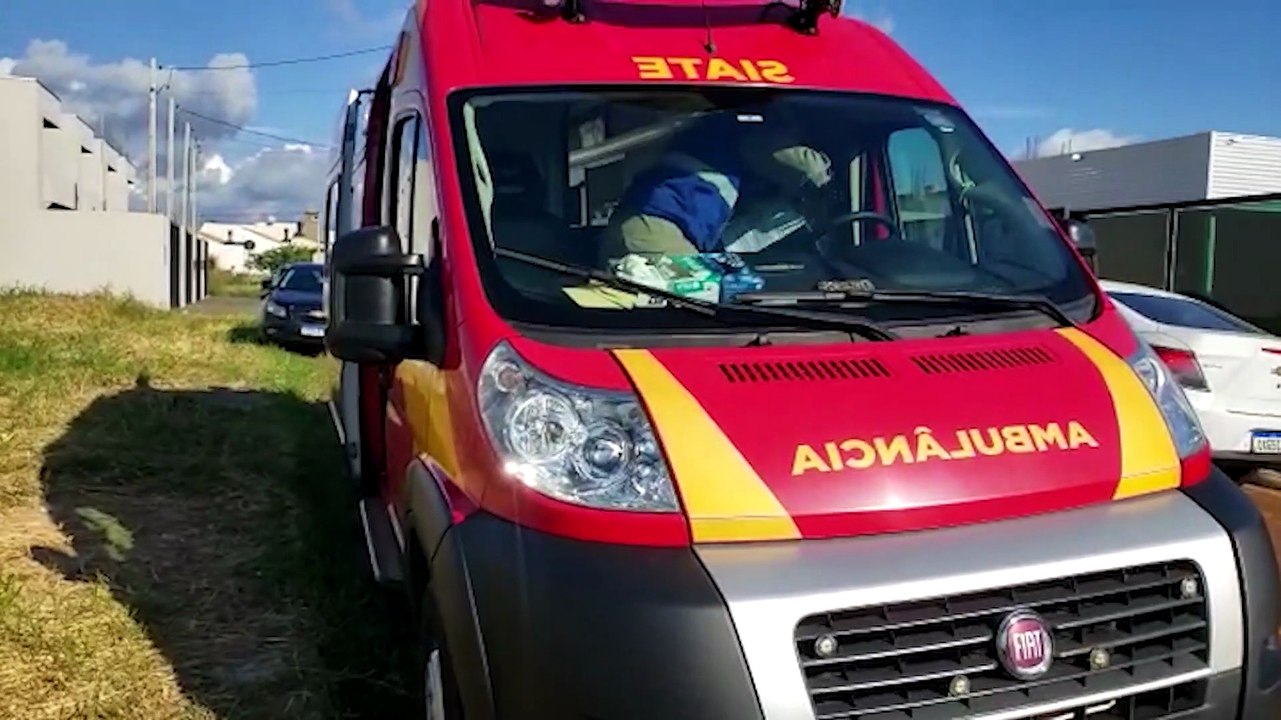 Homem fica ferido ao bater a cabeça na borda de uma piscina