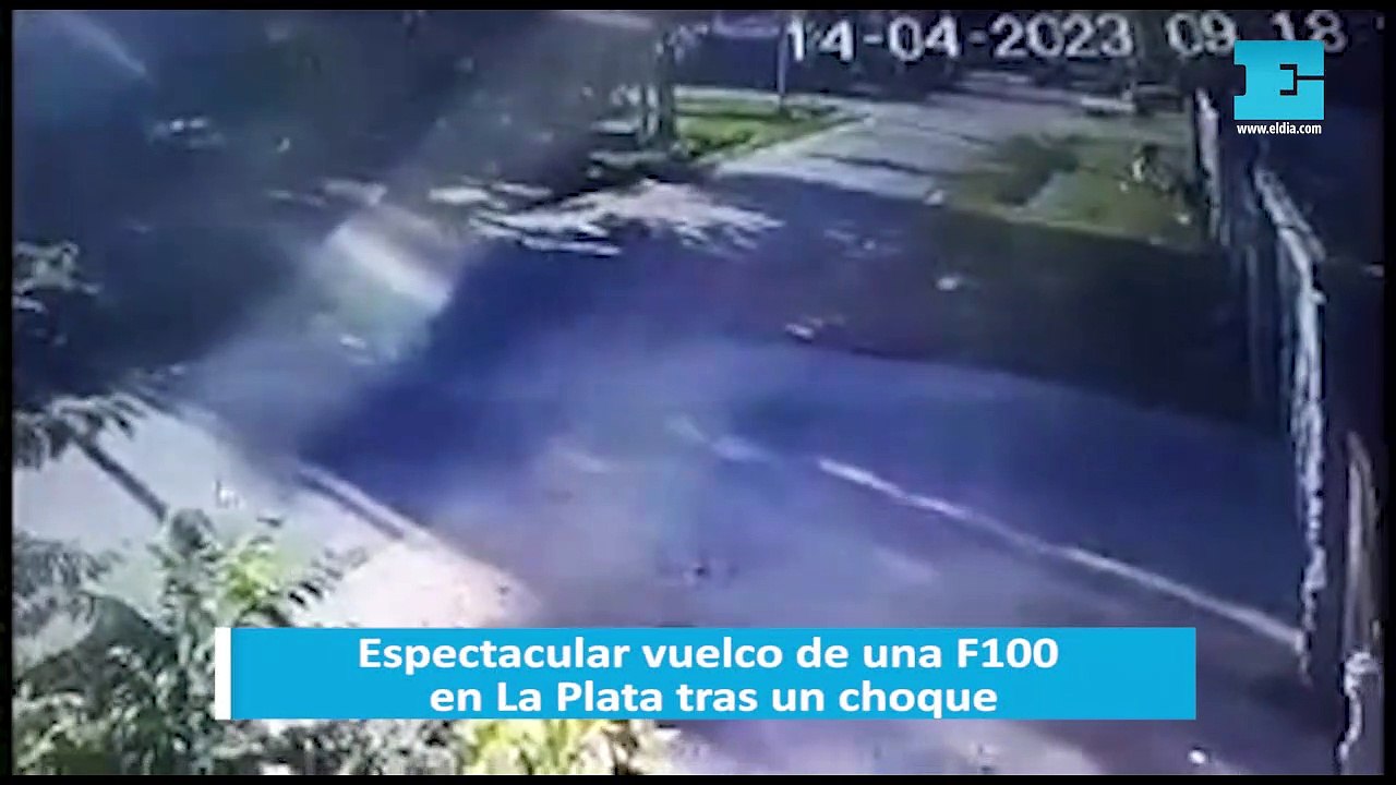 Espectacular vuelco de una F100 en La Plata tras un choque