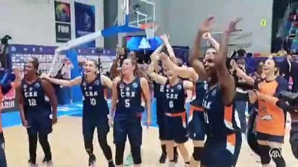 Kupa Türkiye’ye gidince Türk bayrağına izin vermediler… Prag’da rezalet anları