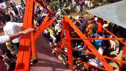 Um morto e 70 feridos em desabamento de ponte pedonal na Índia