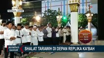 Beginilah Antusias Warga Madiun Shalat Tarawih di Depan Replika Ka'bah...