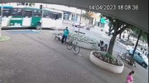 Imagens mostram homem furtando bicicleta no Centro; ele 