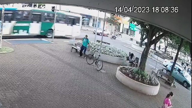Imagens mostram homem furtando bicicleta no Centro; ele trocou o veículo e furtou outro momentos depois