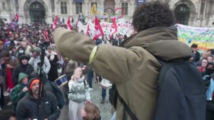 파리시청 앞 시위대 집결...5월 1일 대대적 시위 예고 / YTN