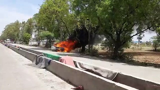 चलती कार में लगी आग, लपटों के बीच दो लोगों ने मुश्किल से बचाई जान