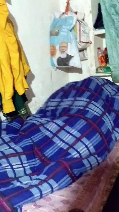 मेरा भाई लड़की के साथ सो रहा था