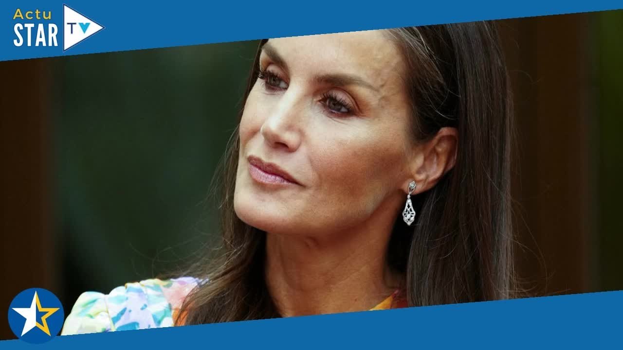 Letizia d'Espagne brille sans se ruiner: sa robe colorée qui sent bon l'été coûte moins de 100 euros