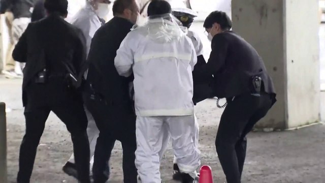 وسائل إعلام يابانية تؤكد أن رئيس الوزراء بأمان بعد إلقاء جسم غريب بالقرب منه