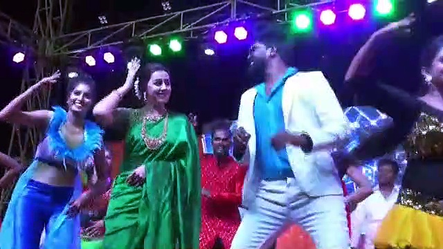 சேலத்தில் கலை நிகழ்ச்சியில் குத்தாட்டம் போட்ட நடிகை நிக்கி கல்ராணி