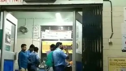 পারিবারিক বিবাদ, হাতে ধারালো অস্ত্র নিয়ে এ কি করল যুবক.. আতঙ্কে সকলে