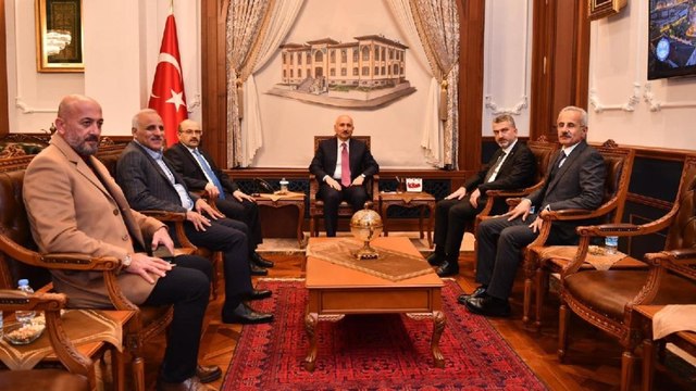 AKP’den milletvekili adayı olan bakanı seçim bölgesinde vali karşıladı