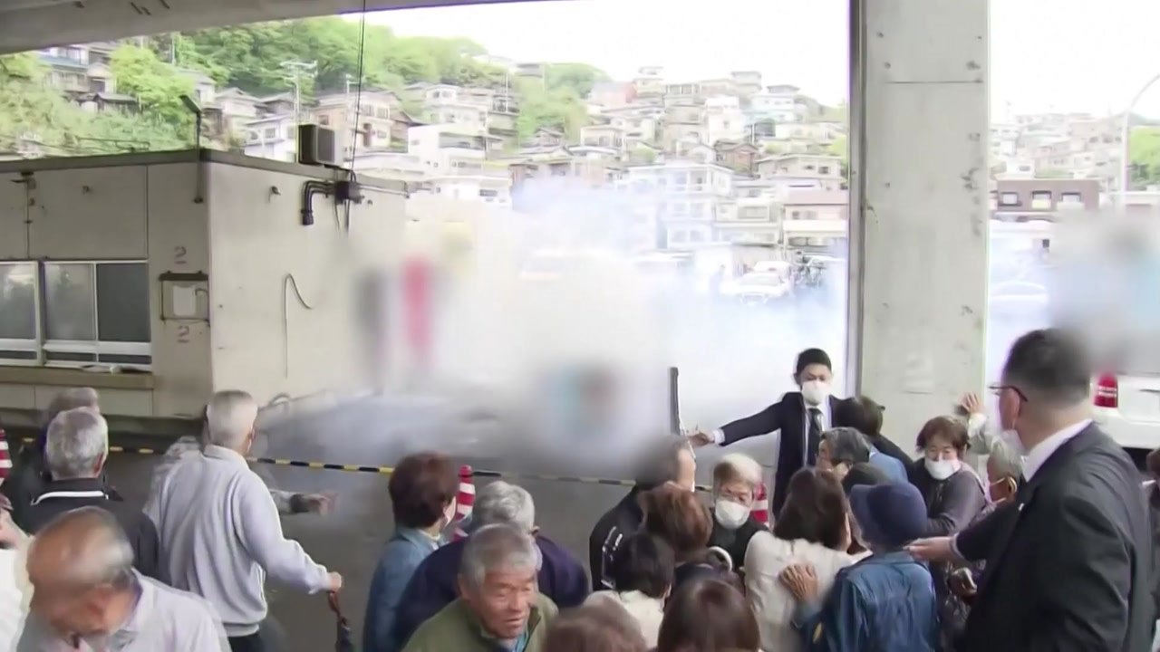 기시다 총리 연설장에서 큰 폭발음..."기시다 총리 무사" / YTN