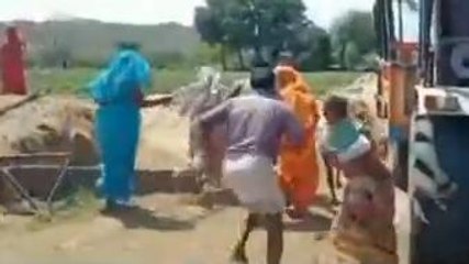 विशालकाय सांप देख लोगों के उड़े होश, दौड़ लगाकर बचाई जान