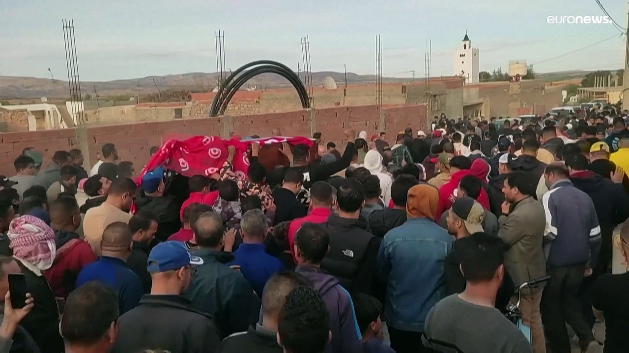 شاهد: تشييع جنازة لاعب كرة قدم في تونس توفي بعدما أضرم النار في جسده