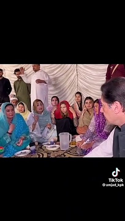 مُرشد اپنے کارکن کے ساتھ بیٹھے کر روزہ افطار کر رہے ہیں
