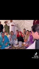 مُرشد اپنے کارکن کے ساتھ بیٹھے کر روزہ افطار کر رہے ہیں