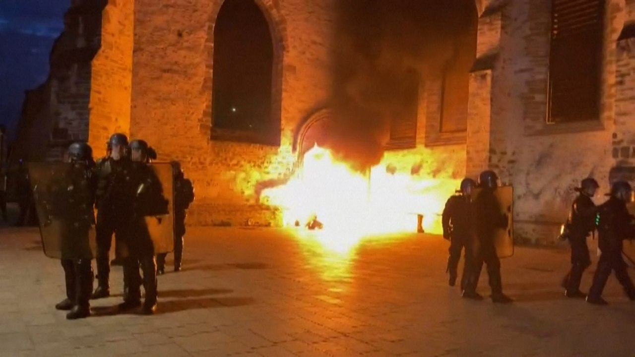 Rennes : les portes d'un commissariat et d'un ancien couvent incendiées