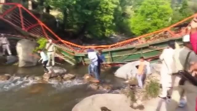 Setenta heridos y una niña muerta al derrumbarse un puente peatonal atestado de gente en India