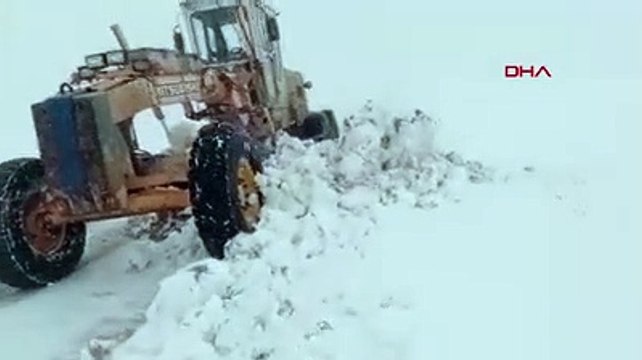 Nisan ayında kar esareti! Kara saplanan araçlar mahsur kaldı