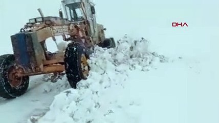 Nisan ayında kar esareti! Kara saplanan araçlar mahsur kaldı