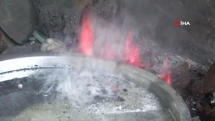 Mesleğinin son temsilcilerinden kalaycı Mustafa Usta zanaatini yarım asırdır sürdürüyor