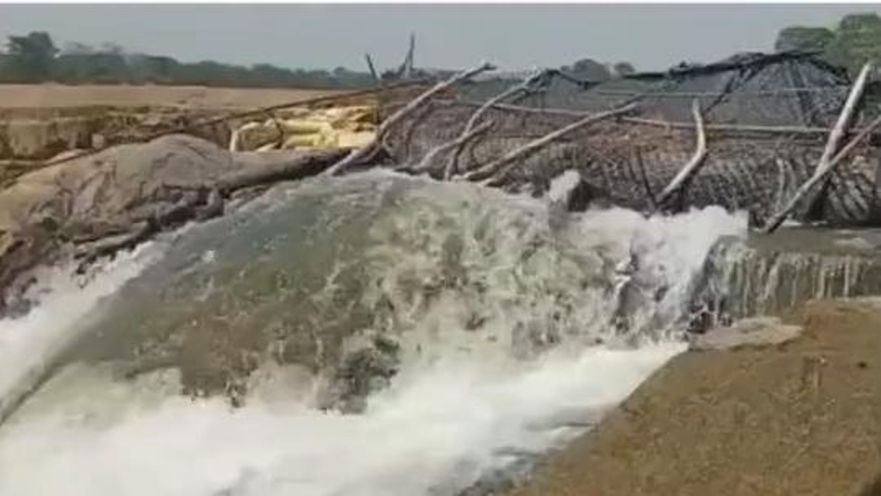 ఖానాపూర్: కోతకు గురైన సదర్మాట్ కాలువ.. గోదావరిలోకి నీరు..!