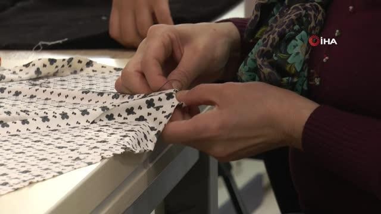 Kadınlar depremin izlerini dikiş kursunda silmeye çalışıyor