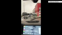 قطار يحطم شاحنة نقل محملة بالمركبات الفاخرة في فلوريدا
