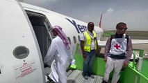 بالفيديو والصور.. مغادرة 250 أسيرًا حوثيًا لمطار صنعاء من مطار أبها على دفعتين