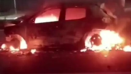 Video: हादसे के बाद सड़क पर दौड़ी बर्निंग कार, जान बचाकर भागे लोग