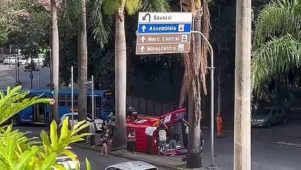 Vídeo mostra desespero de pessoas para ajudar ambulância dos bombeiros após acidente