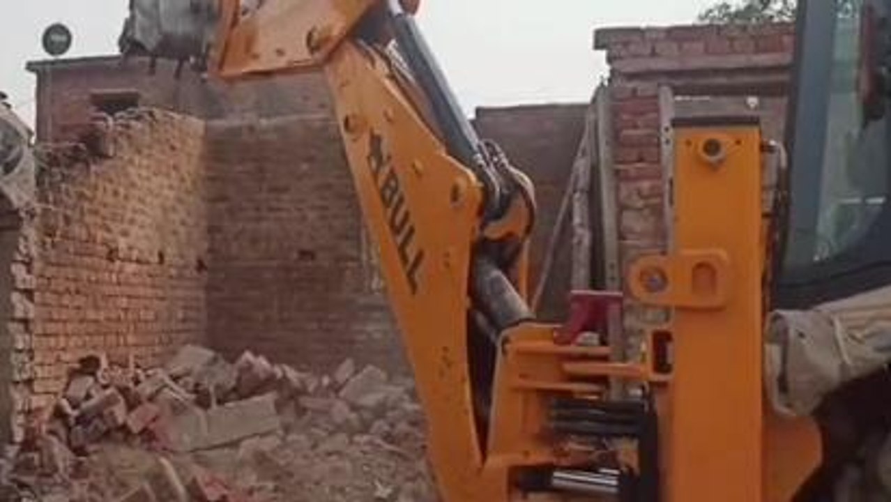 देवरिया: अवैध कब्जे पर चला प्रशासन का बुलडोजर न्यायालय के आदेश पर हुई कार्यवाही