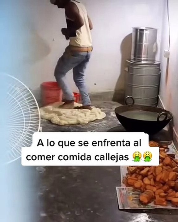 “Con razón el sabor a queso”: vendedor de empanadas es captado amasando con los pies