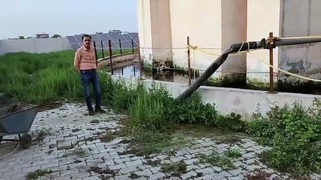 एसटीपी पर पंप लगाकर अवैध रूप से खाली भूखंड पर छोड़ा जा रहा था सीवर का पानी