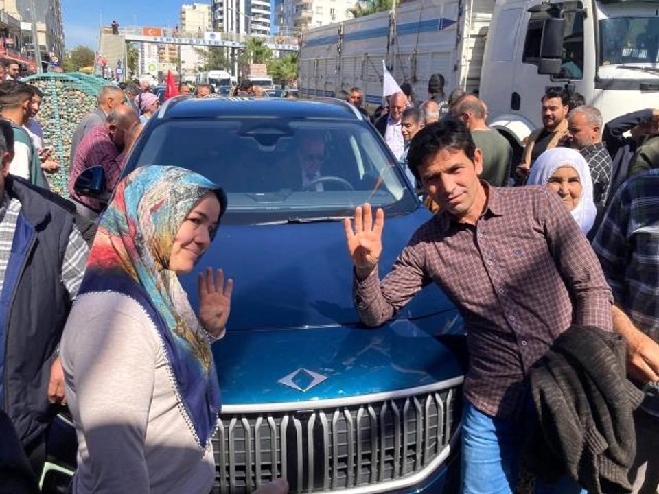 Vatandaşlar Bakan Nebati, konuşurken bile gözlerini Togg'dan alamadı