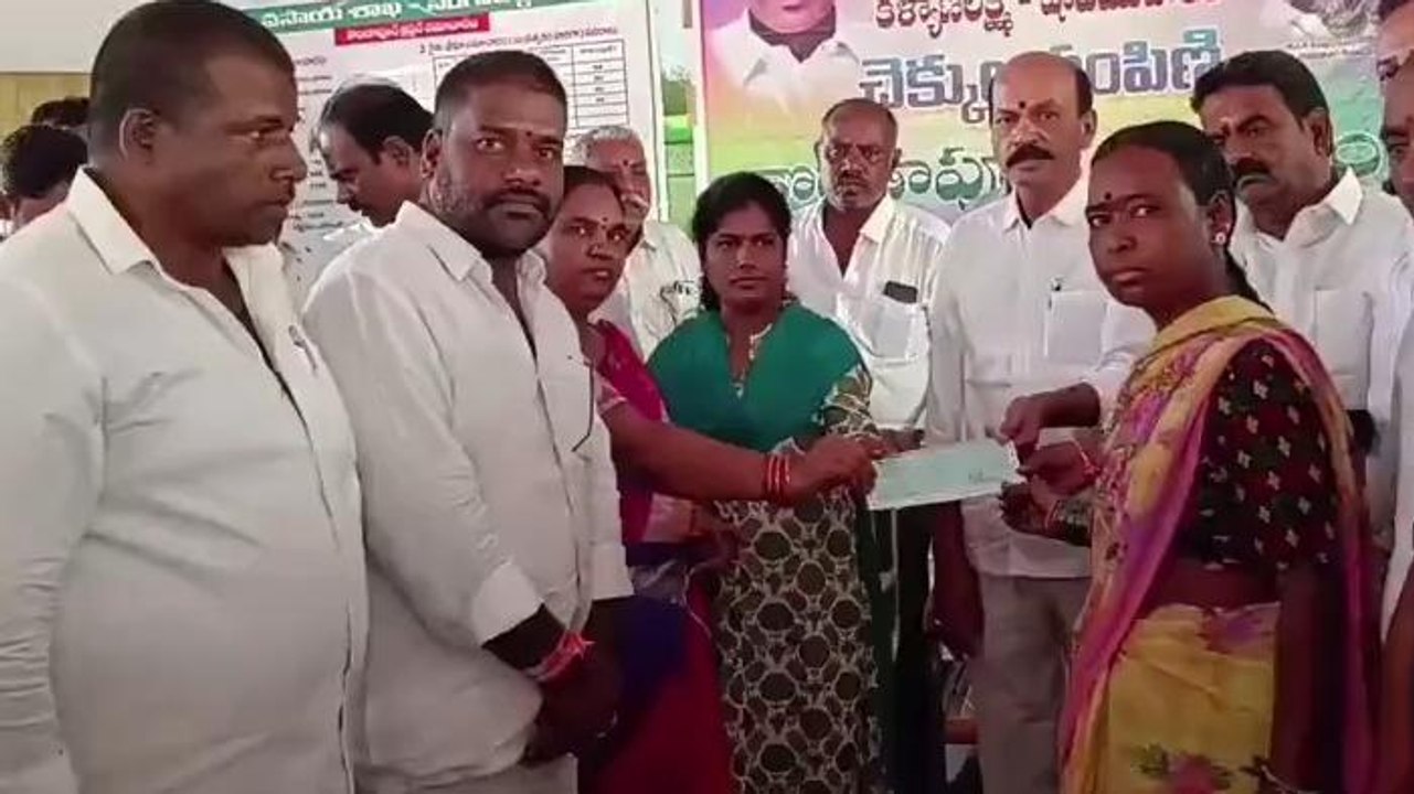 సంగారెడ్డి: రూ.49 లక్షలు విలువ చేసే చెక్కుల పంపిణీ