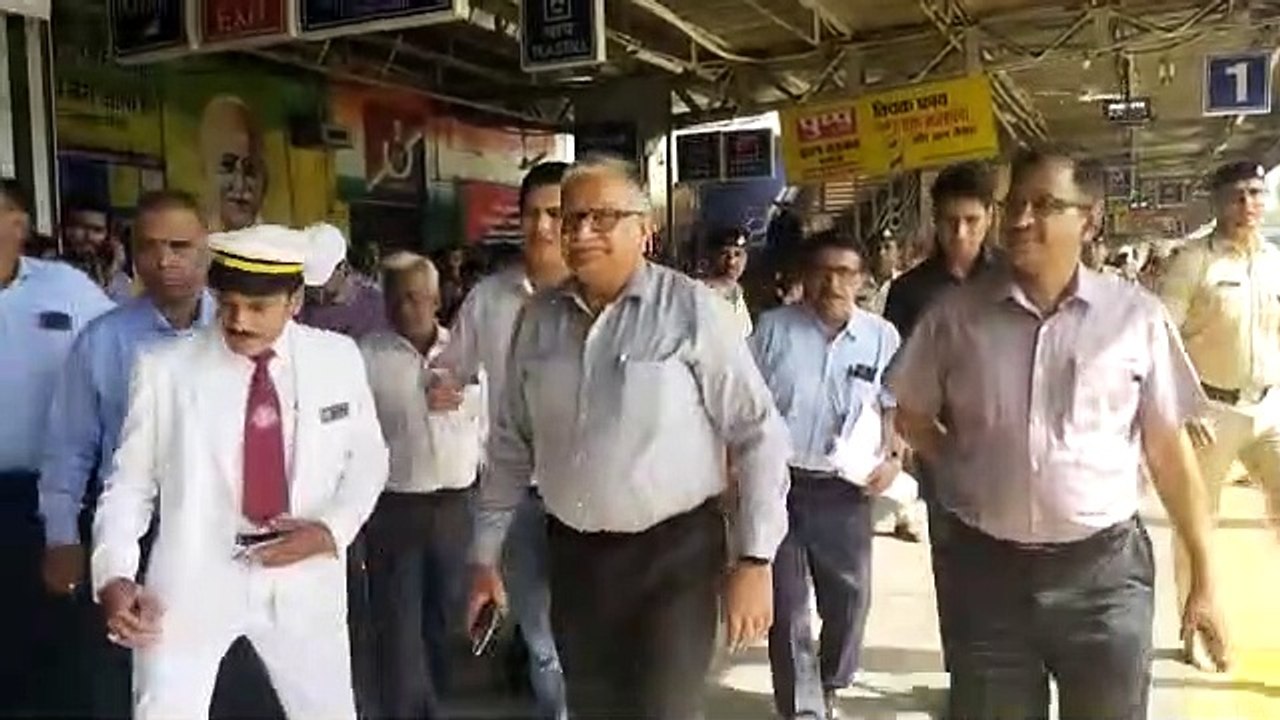 ंदौर रेलवे स्टेशन प्लेटफार्म नंबर एक पर रेलवे जीएम अशोक कुमार मिश्र इंदौर स्टेशन का निरीक्षण करने पहुंचे