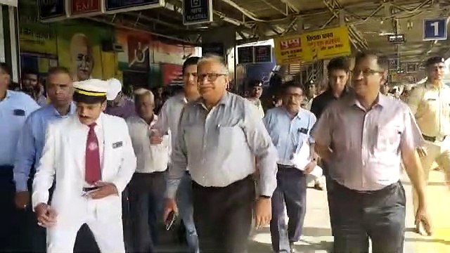 ंदौर रेलवे स्टेशन प्लेटफार्म नंबर एक पर रेलवे जीएम अशोक कुमार मिश्र इंदौर स्टेशन का निरीक्षण करने पहुंचे