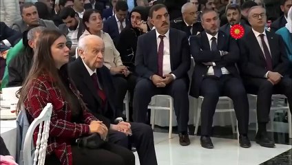 Tải video: Sosyal medya Devlet Bahçeli’nin bu görüntülerini konuşuyor: Erdoğan konuşma yaparken…   Cumhurbaşkanı ve AKP Genel Başkanı Recep Tayyip Erdoğan'ın katılımıyla Diyarbakır'da gerçekleştirilen iftar programında, MHP lideri Devlet Bahçeli'nin görüntüsü sosyal