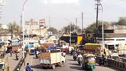 लोहा मंडी मे ट्राफिक जाम 2 घंटे तक रहा