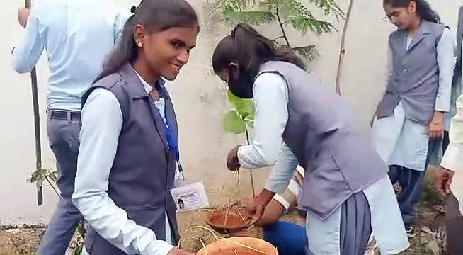 पुरातत्व शोध संग्रहालय में पक्षियों के लिए बांधे गए जलपात्र